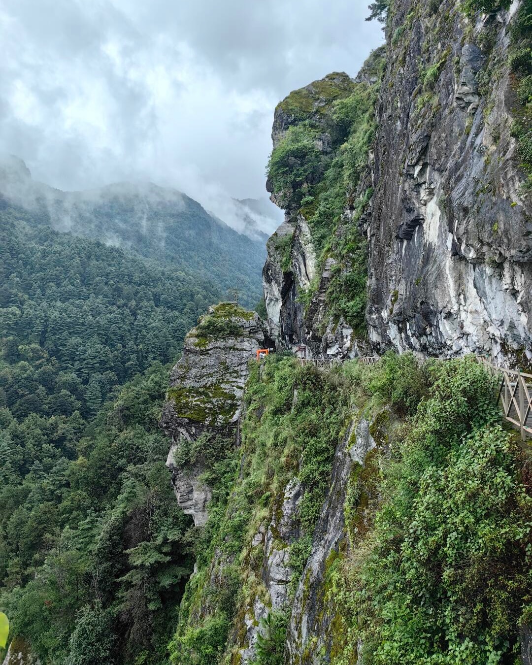 Cliffside trail of the Jade Belt Cloud Path near Gantong Temple on Cangshan, with Erhai Lake far below — hero image for the Cangshan Day Hike by Boutique China